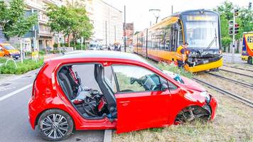 Straßenbahn kracht in wendendes Auto: Zwei Schwerverletzte