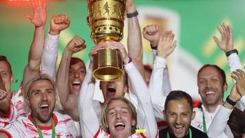 DFB-Pokal-Finale - Ungeliebte Sieger: RB gewinnt den Pokal,  Freiburg die Herzen