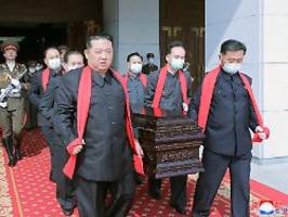 Ohne Maske beim Staatsbegräbnis: Kim fordert das Corona-Virus heraus
