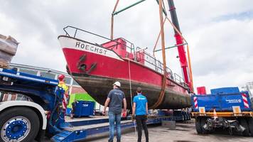 Hamburg: Ehemaliges Löschboot kommt mit Kran ins Feuerwehrmuseum