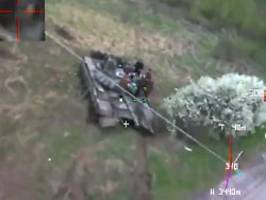 Der stille Tod: Kamikaze-Drohne zerstört russischen Panzer