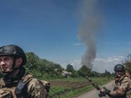 Liveblog zum Krieg in der Ukraine: Ukraine verliert wohl strategisch wichtige Stadt im Osten