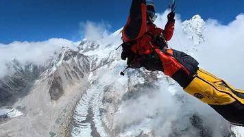 nepal: mann fliegt mit gleitschirm vom mount everest