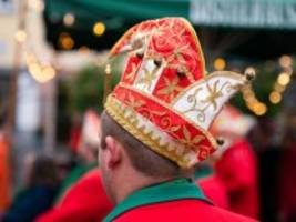 pförring: warum ein bayerischer ort im hochsommer fasching feiert