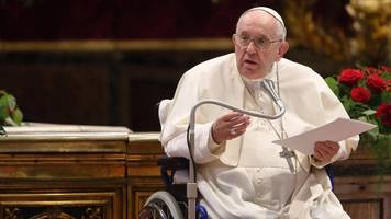 knieprobleme: papst franziskus sagt termine an fronleichnam ab