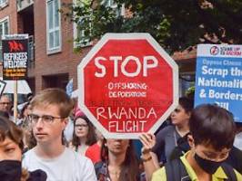 kurz vor dem abflug aus uk: gericht stoppt abschiebung nach ruanda