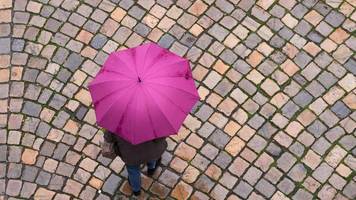 Sonnencreme und Regenschirm: Das Wetter am Wochenende