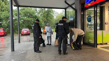 Berlins Polizei fängt Aktivisten vor Aldi-Markt ab - „Kleber rauf, Hand rein“, freut sich der Autobahn-Aktivist - dann klicken Handschellen