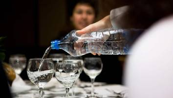 Wie Sie sparen können - Mineralwasser knackt 7-Euro-Grenze - so teuer war es im Restaurant noch nie