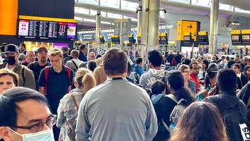 Bei Ärger mit der Airline - Flugchaos an Flughäfen - Verbraucherzentrale hilft Reisenden