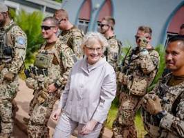 Ministerin zur Zeitenwende: Lambrecht will EU-Staaten zu Waffenbrüdern machen