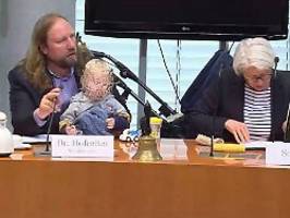 Politik mit Sohn auf dem Schoß: Anton Hofreiter sorgt für Gesprächsstoff