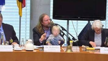 15 Monate alt und schon im Bundestag - Hofreiter leitet EU-Ausschuss mit seinem Sohn auf dem Schoß