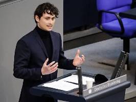 Drei Entwürfe im Gespräch: Bundestag diskutiert Neuregelung von Sterbehilfe