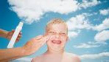 Sonnenschutz: Länger als eine halbe Stunde sollte niemand ohne Creme in die Sonne