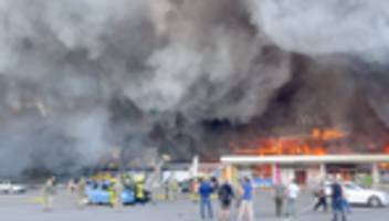 Ukraine: Einkaufszentrum in Krementschuk steht nach Raketenangriff in Flammen