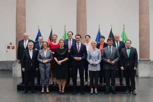 Wüst präsentiert paritätisch besetztes Kabinett