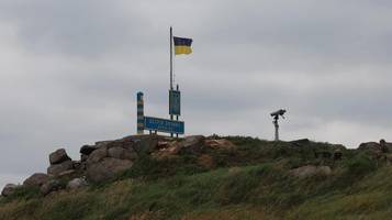 ++ ukraine-krieg im newsblog ++ | ukraine hisst nationalflagge auf schlangeninsel