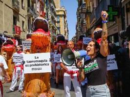 stierkämpfe sind prähistorisch: aktivisten protestieren gegen stierlauf in pamplona