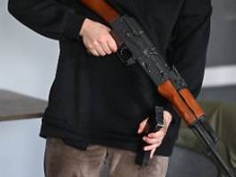 Gefahr steigt seit Kriegsbeginn: Dutzende deutsche Extremisten reisen in die Ukraine