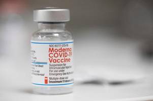 moderna bestätigt impfstoff-absatzziel - gewinn gesunken