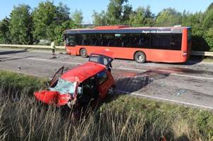 Autofahrer stirbt bei Zusammenstoß mit Bus