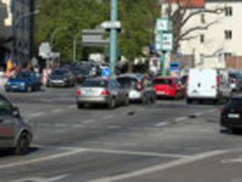Sture Autofahrer blockieren Straße  – bis die Polizei anrückt