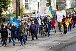 Gegner der Corona-Politik demonstrieren am Tag des Friedensfests in Augsburg