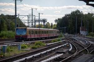 Bahn fährt nach Brand im Grunewald wieder - Gefahr bleibt