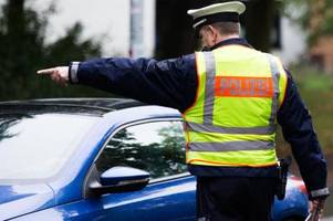 Mit Handy am Ohr, aber ohne Führerschein: Polizei stoppt Autofahrer