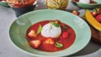 Burrata mit Tomaten-Erdbeer-Gazpacho : Burrata in besonderer Begleitung