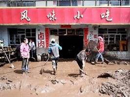wasser spült häuser weg: sturzflut in china reißt 16 menschen in den tod