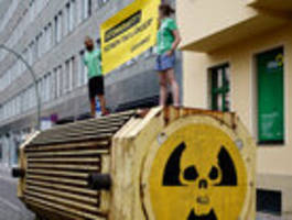 Greenpeace demonstriert mit Castor-Behälter vor Grünen-Zentrale