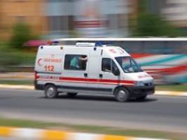 kollision mit krankenwagen: bus fährt in unfallstelle in türkei - 16 tote