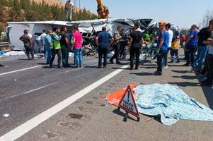 bus fährt in unfallstelle - 16 tote in türkischem gaziantep