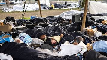 proteste in den niederlanden: hunderte flüchtlinge übernachten vor asylzentrum
