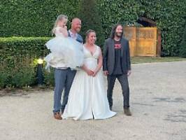 Er hat es wieder getan: Keanu Reeves überrascht Hochzeitspaar