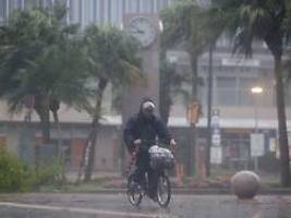 tausende menschen suchen schutz: super-taifun zieht über japan