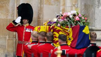 Nach dem Tod der Queen - Charles suchte die Blumen auf dem Sarg der Queen aus