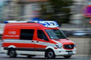 Auto wendet auf Tramgleisen: Senior schwer verletzt