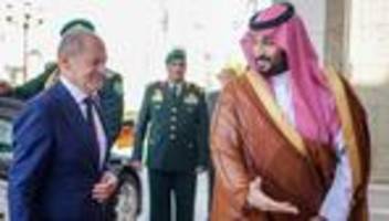 Besuch in Saudi-Arabien: Olaf Scholz trifft Kronprinzen Mohammed bin Salman