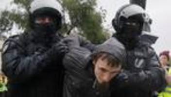Ukraine-Überblick: Proteste in Russland, Wechsel im Verteidigungsministerium