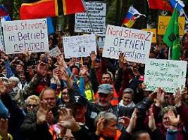 Proteste in Lubmin: Tausende fordern Öffnung von Nord Stream 2
