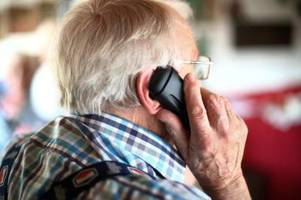 mit alten menschen über telefonbetrüger reden und taten verhindern