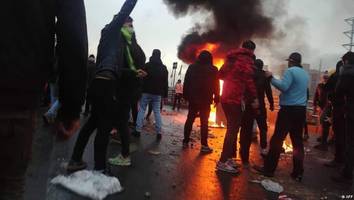 gegendemos, tote, brennende autos - gewalt im iran spitzt sich am zehnten protesttag weiter zu