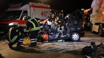 Horror-Unfall in Osnabrück - Auto und LKW crashen - vier Tote, darunter zwei kleine Kinder