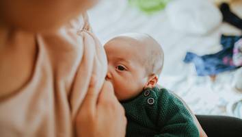 Ein Jahr nach Impf-Empfehlung - Impfstoff-RNA in Muttermilch nachgewiesen - was das für Mütter bedeutet