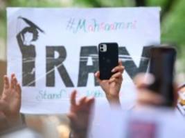 proteste nach dem tod von mahsa amini: wie iran seinen bürgern den internet-hahn abdreht
