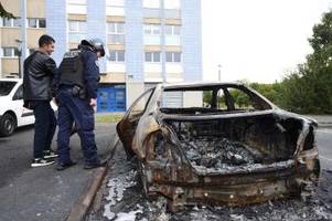 Randalierer zünden 24 Autos in französischer Provinzstadt an