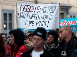 demos in ostdeutschland: tausende protestieren gegen aktuelle politik